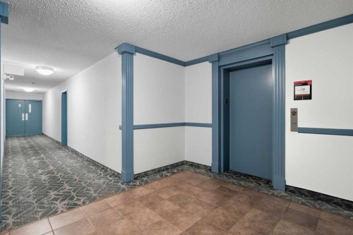 492-8948 Elbow Drive Sw, Calgary, AB - Indoor Photo Showing Other Room