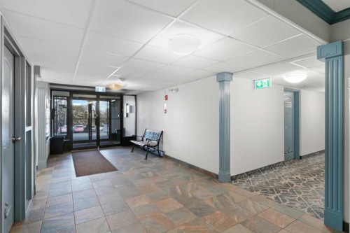492-8948 Elbow Drive Sw, Calgary, AB - Indoor Photo Showing Other Room