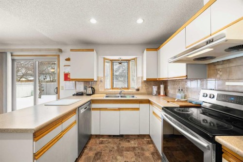 120 Edforth Crescent Nw, Calgary, AB - Indoor Photo Showing Kitchen With Double Sink