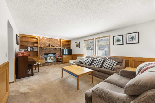 120 Edforth Crescent Nw, Calgary, AB - Indoor Photo Showing Living Room