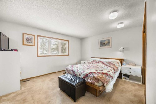 120 Edforth Crescent Nw, Calgary, AB - Indoor Photo Showing Bedroom
