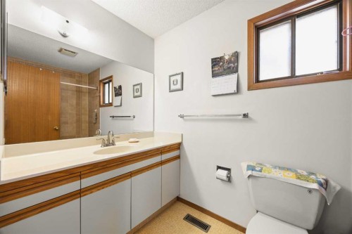 120 Edforth Crescent Nw, Calgary, AB - Indoor Photo Showing Bathroom
