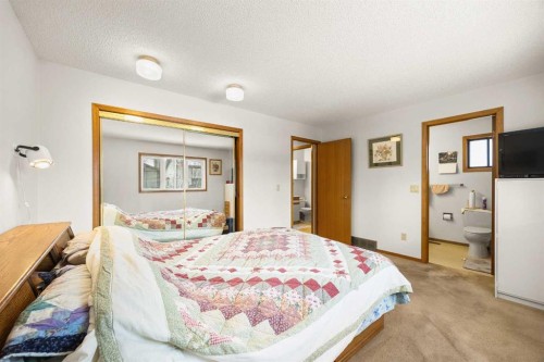 120 Edforth Crescent Nw, Calgary, AB - Indoor Photo Showing Bedroom