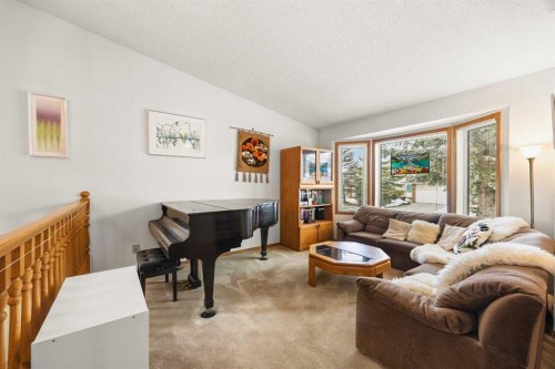 120 Edforth Crescent Nw, Calgary, AB - Indoor Photo Showing Living Room