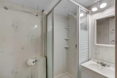 212 Westwood Drive Sw, Calgary, AB - Indoor Photo Showing Bathroom