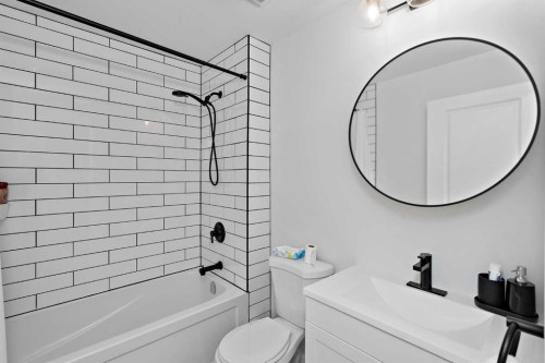 205 Copperstone Park Se, Calgary, AB - Indoor Photo Showing Bathroom