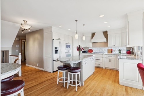 266 Diamond Drive Se, Calgary, AB - Indoor Photo Showing Kitchen With Upgraded Kitchen