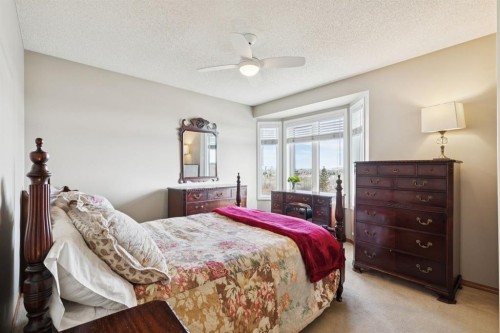 266 Diamond Drive Se, Calgary, AB - Indoor Photo Showing Bedroom