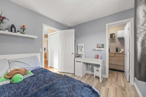 67 Evansmeade Crescent Nw, Calgary, AB - Indoor Photo Showing Bedroom