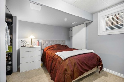 67 Evansmeade Crescent Nw, Calgary, AB - Indoor Photo Showing Bedroom