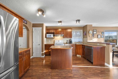 67 Evansmeade Crescent Nw, Calgary, AB - Indoor Photo Showing Kitchen