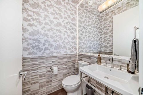2142 28 Avenue Sw, Calgary, AB - Indoor Photo Showing Bathroom