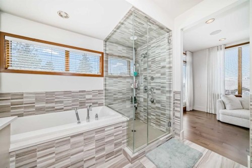 2142 28 Avenue Sw, Calgary, AB - Indoor Photo Showing Bathroom