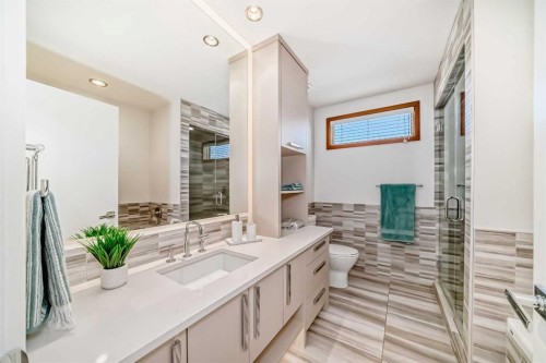 2142 28 Avenue Sw, Calgary, AB - Indoor Photo Showing Bathroom