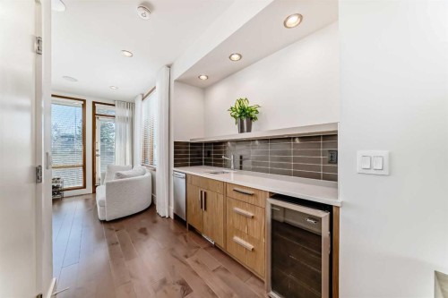 2142 28 Avenue Sw, Calgary, AB - Indoor Photo Showing Kitchen