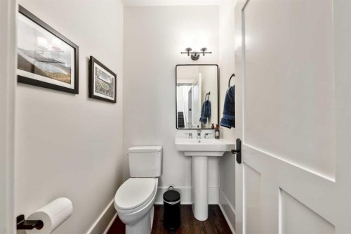 2022 32 Avenue Sw, Calgary, AB - Indoor Photo Showing Bathroom
