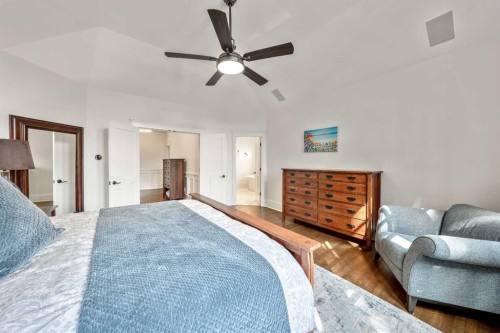 2022 32 Avenue Sw, Calgary, AB - Indoor Photo Showing Bedroom