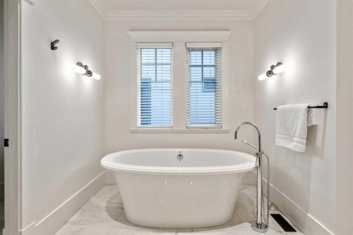 2022 32 Avenue Sw, Calgary, AB - Indoor Photo Showing Bathroom