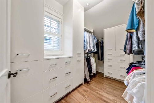 2022 32 Avenue Sw, Calgary, AB - Indoor With Storage