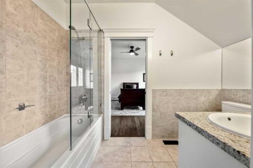 2022 32 Avenue Sw, Calgary, AB - Indoor Photo Showing Bathroom