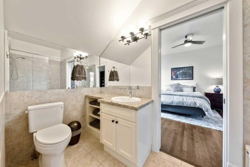 2022 32 Avenue Sw, Calgary, AB - Indoor Photo Showing Bathroom