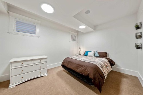 2022 32 Avenue Sw, Calgary, AB - Indoor Photo Showing Bedroom