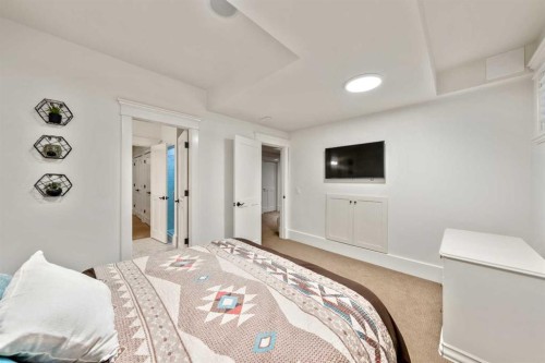2022 32 Avenue Sw, Calgary, AB - Indoor Photo Showing Bedroom