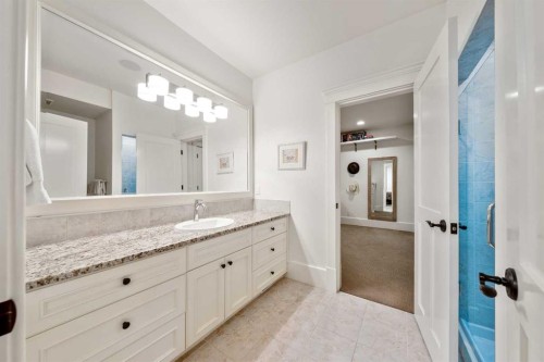 2022 32 Avenue Sw, Calgary, AB - Indoor Photo Showing Bathroom