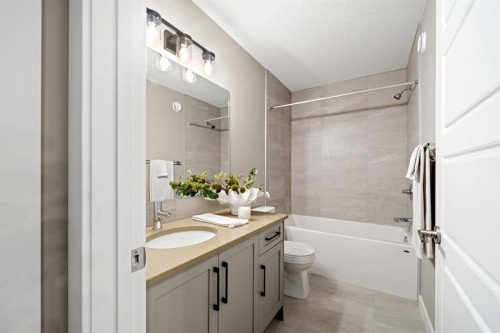 648 Sora Boulevard Se, Calgary, AB - Indoor Photo Showing Bathroom