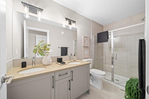 648 Sora Boulevard Se, Calgary, AB - Indoor Photo Showing Bathroom