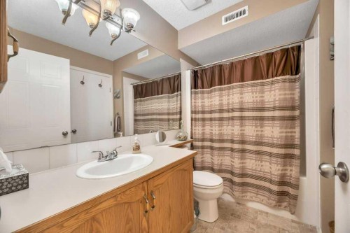 123-103 Strathaven Drive, Strathmore, AB - Indoor Photo Showing Bathroom