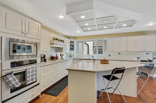 2706 Marquette Street Sw, Calgary, AB - Indoor Photo Showing Kitchen With Upgraded Kitchen