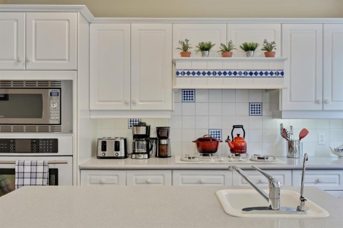 2706 Marquette Street Sw, Calgary, AB - Indoor Photo Showing Kitchen