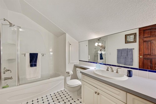 2706 Marquette Street Sw, Calgary, AB - Indoor Photo Showing Bathroom