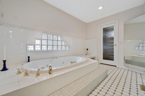 2706 Marquette Street Sw, Calgary, AB - Indoor Photo Showing Bathroom