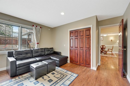 2706 Marquette Street Sw, Calgary, AB - Indoor Photo Showing Living Room