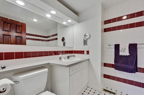2706 Marquette Street Sw, Calgary, AB - Indoor Photo Showing Bathroom