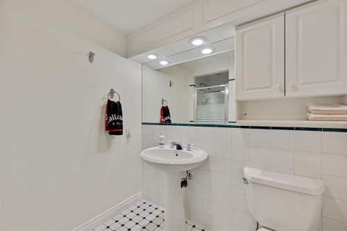 2706 Marquette Street Sw, Calgary, AB - Indoor Photo Showing Bathroom