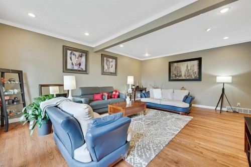 2706 Marquette Street Sw, Calgary, AB - Indoor Photo Showing Living Room