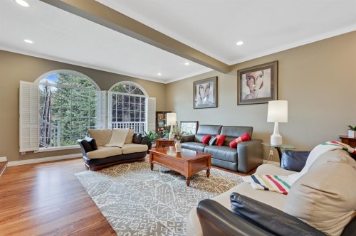 2706 Marquette Street Sw, Calgary, AB - Indoor Photo Showing Living Room