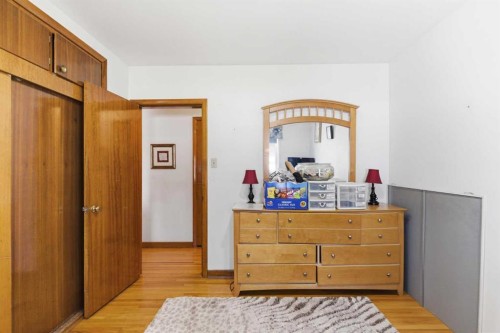 200 Hendon Drive Nw, Calgary, AB - Indoor Photo Showing Bedroom