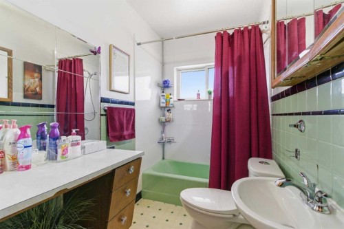200 Hendon Drive Nw, Calgary, AB - Indoor Photo Showing Bathroom