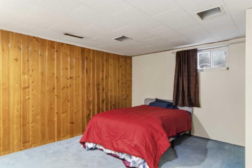 200 Hendon Drive Nw, Calgary, AB - Indoor Photo Showing Bedroom