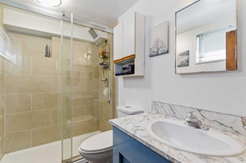 200 Hendon Drive Nw, Calgary, AB - Indoor Photo Showing Bathroom