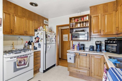 200 Hendon Drive Nw, Calgary, AB - Indoor Photo Showing Kitchen