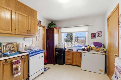 200 Hendon Drive Nw, Calgary, AB - Indoor Photo Showing Kitchen