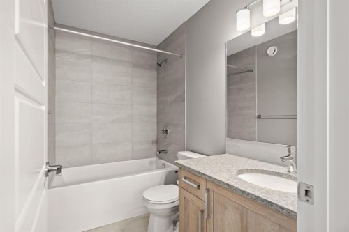 656 Sora Boulevard Se, Calgary, AB - Indoor Photo Showing Bathroom