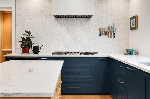 8932 Baylor Crescent Sw, Calgary, AB - Indoor Photo Showing Kitchen