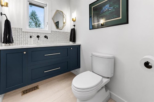 8932 Baylor Crescent Sw, Calgary, AB - Indoor Photo Showing Bathroom