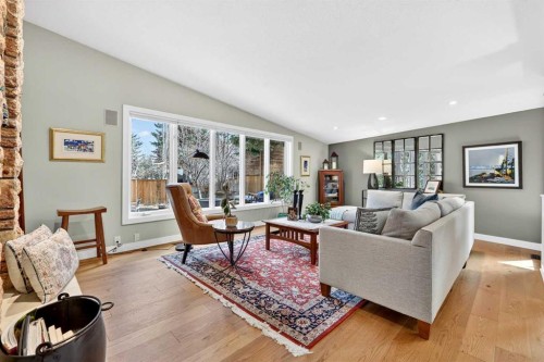 8932 Baylor Crescent Sw, Calgary, AB - Indoor Photo Showing Living Room
